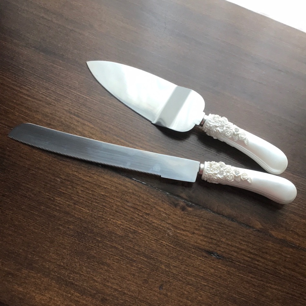 Cake knife and serving set